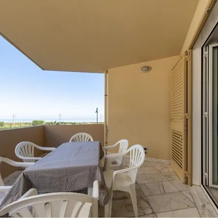 Apartman Beachfront Haven Sleeps 8 Maximum 9 Sea Views Terrace And High Speed Wi-fi *