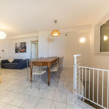 Beachfront Haven Sleeps 8 Maximum 9 Sea Views Terrace And High Speed Wi-fi Apartmán