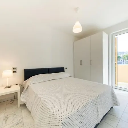 Beachfront Haven Sleeps 8 Maximum 9 Sea Views Terrace And High Speed Wi-fi Apartmán Roseto Degli Abruzzi